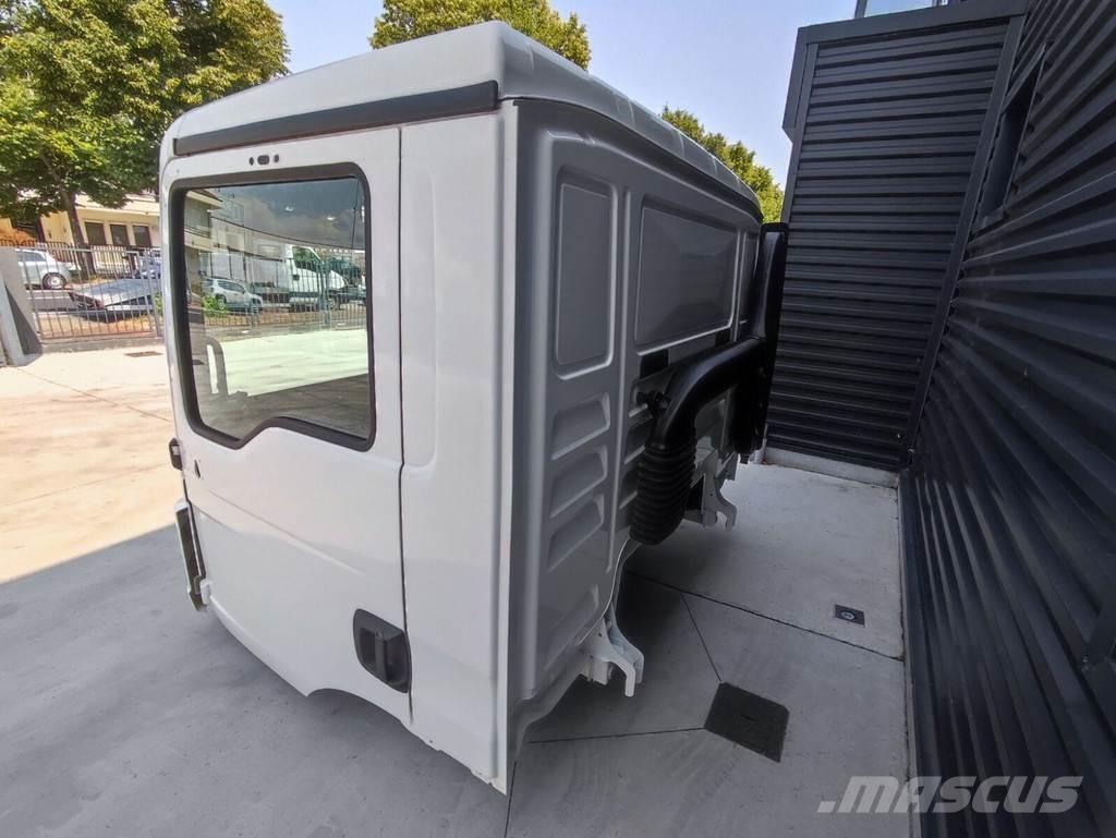 MAN DAY CAB Cabins and interior