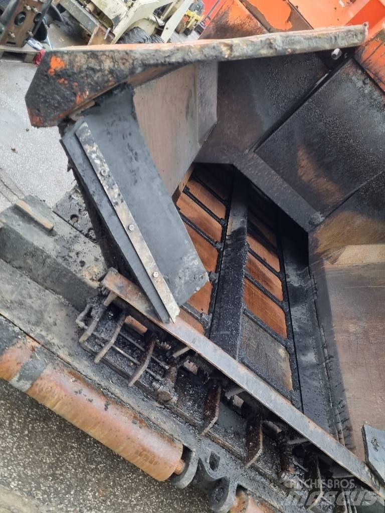 ABG Titan 8820 Asphalt pavers