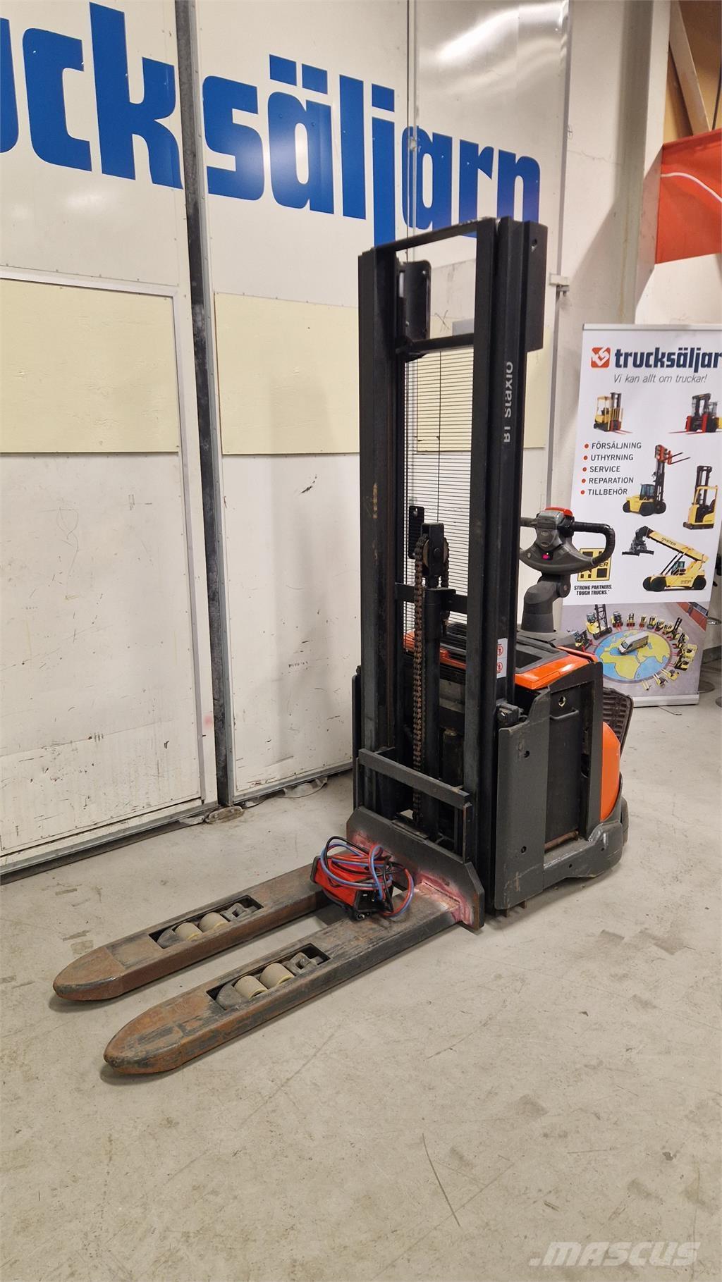 Toyota SWE120L Self propelled stackers