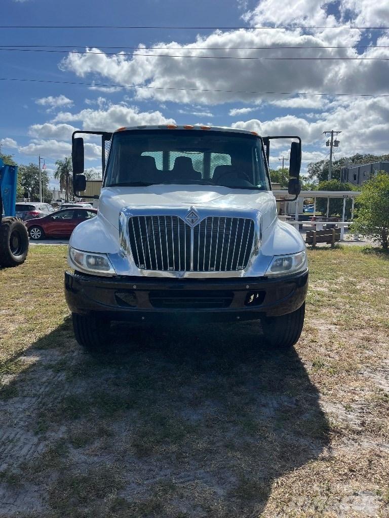 International 4200 Flatbed / Dropside trucks