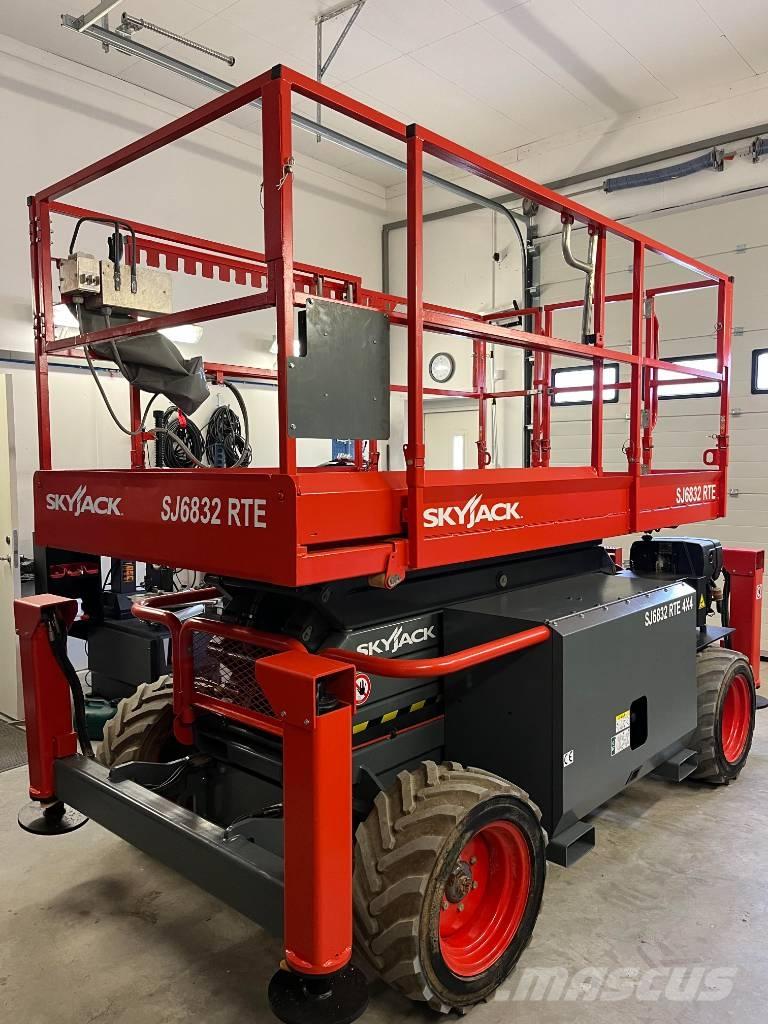 SkyJack SJ 6832 RTE Scissor lifts