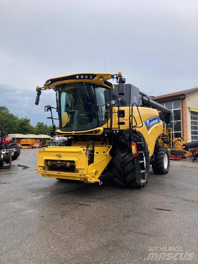 New Holland CR 8.90 Combine harvesters