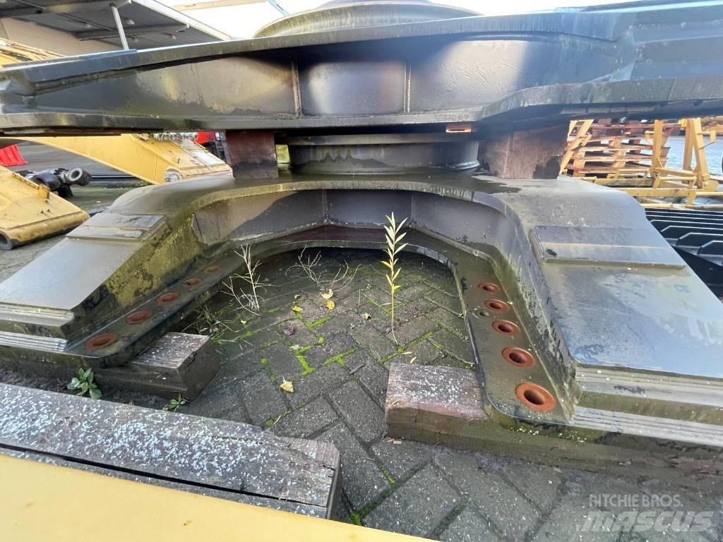 CAT 352 F Chassis and suspension