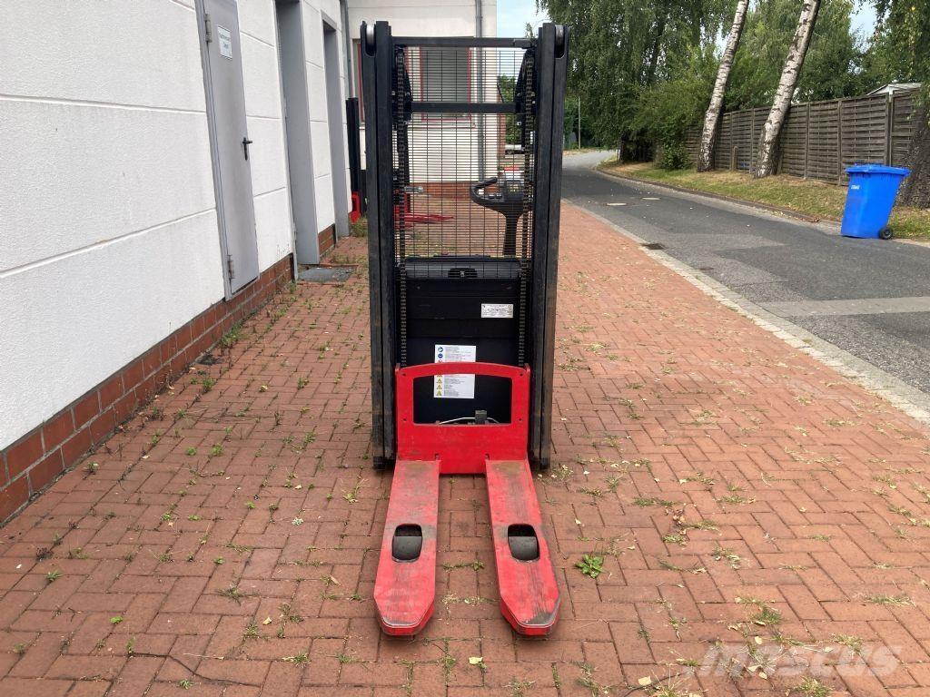 Hyster S 1.0 Pedestrian stacker
