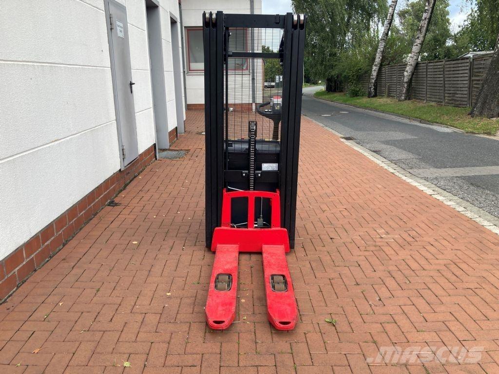 Hyster S 1.4 Pedestrian stacker