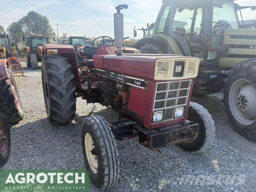 International 724 Tractors