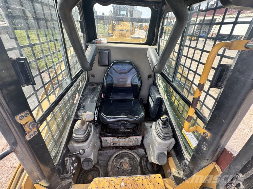 CAT 257 Skid steer loaders