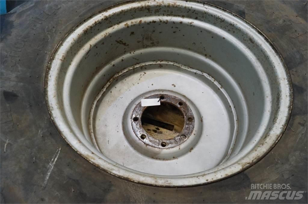  32 24.5-32 Tyres, wheels and rims