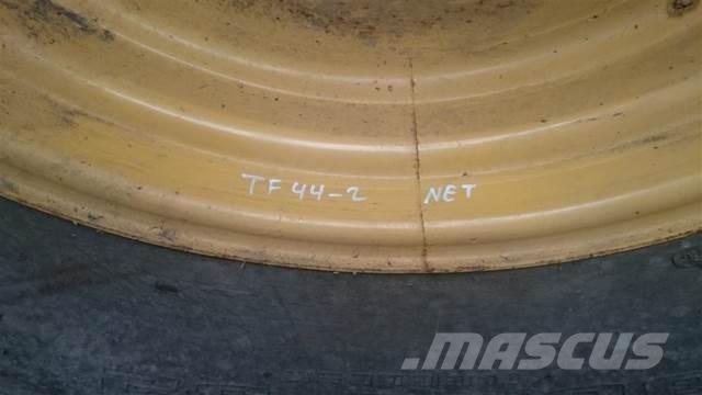  32 30,5L-32 Tyres, wheels and rims