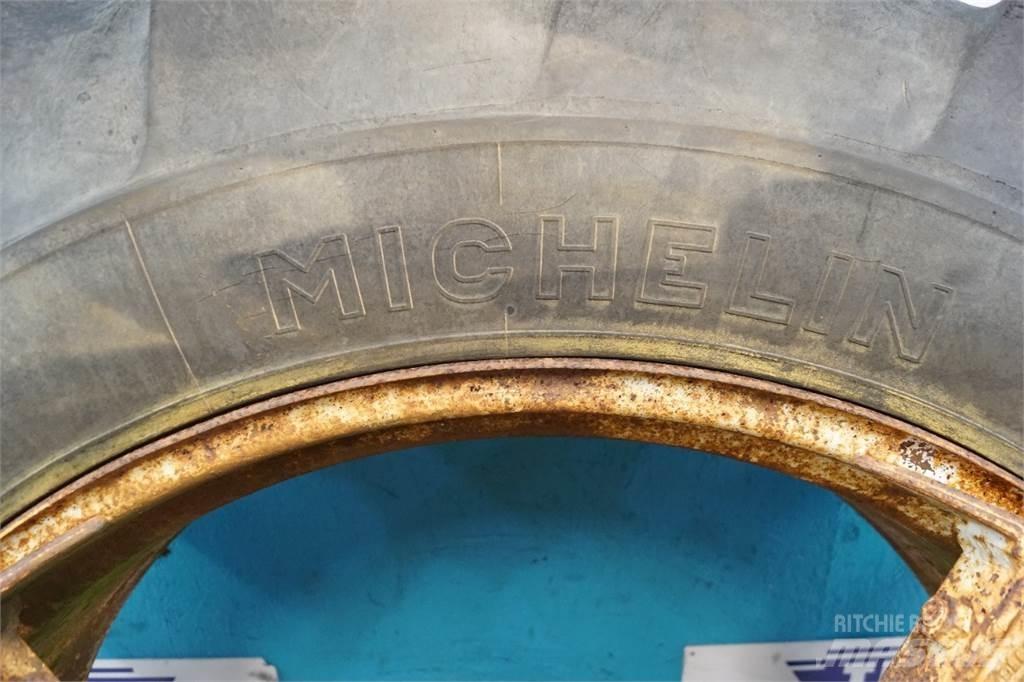  38 16.9-38 Tyres, wheels and rims