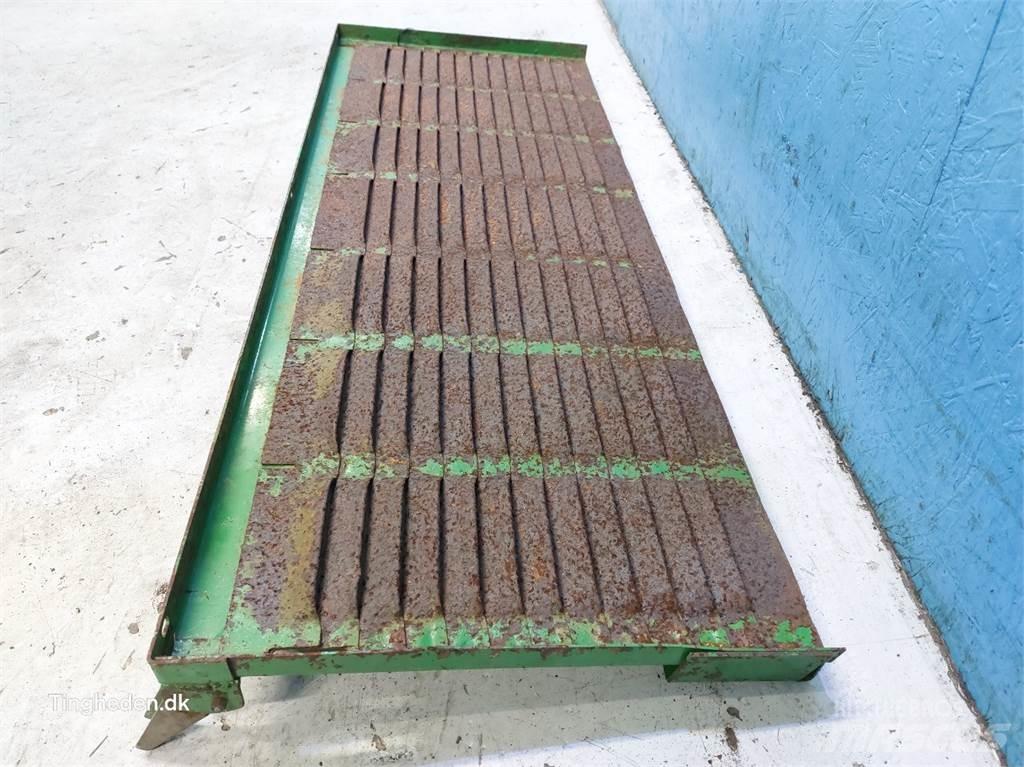 John Deere 1075 Sand and salt spreaders