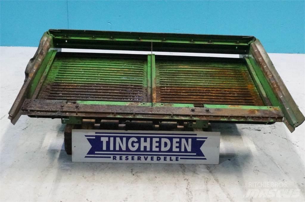 John Deere 9780 Sand and salt spreaders