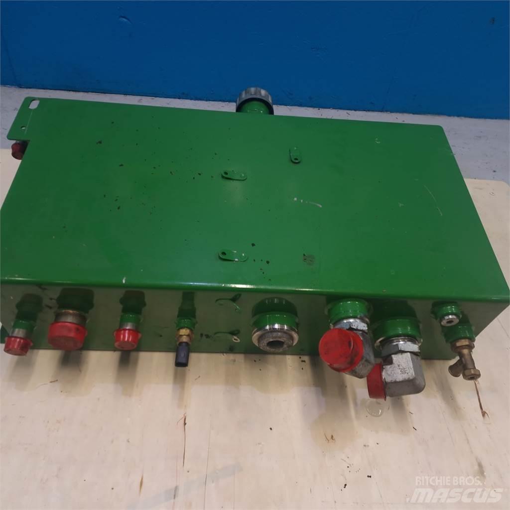 John Deere S670 Hydraulics