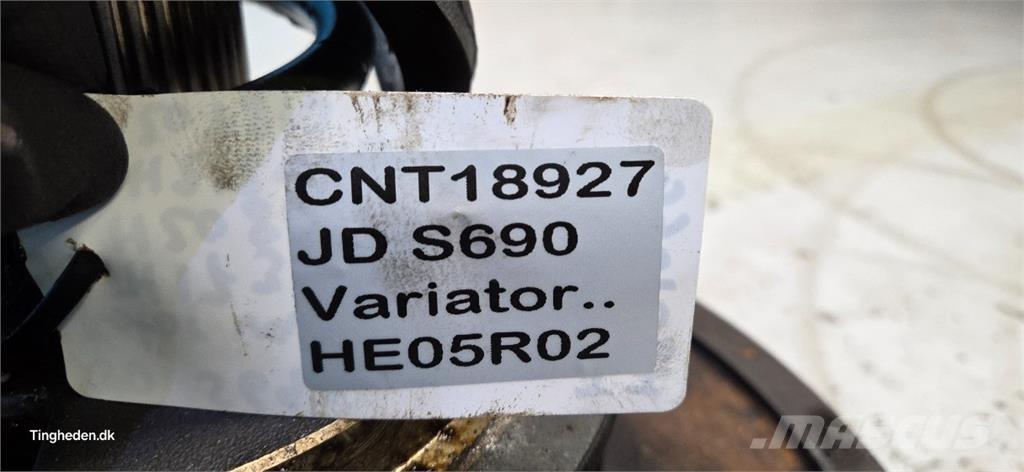 John Deere S690 Farm machinery