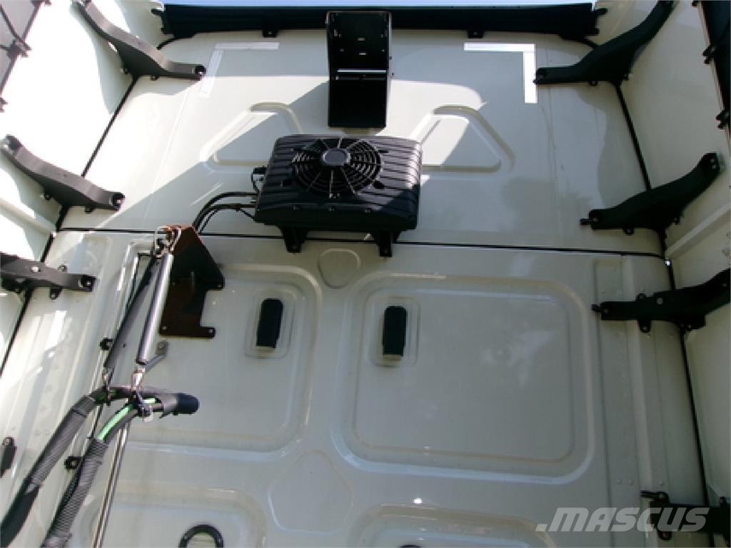 Freightliner 126 Prime Movers
