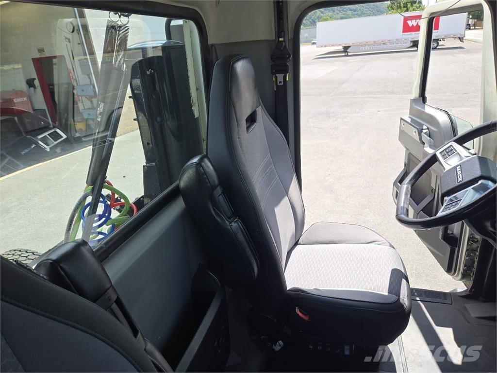 Mack AN64T Prime Movers