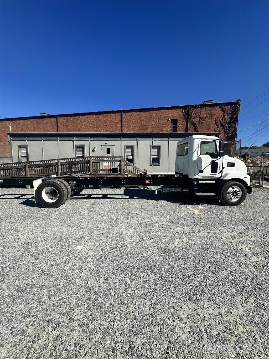 Mack MD6 Chassis Cab trucks