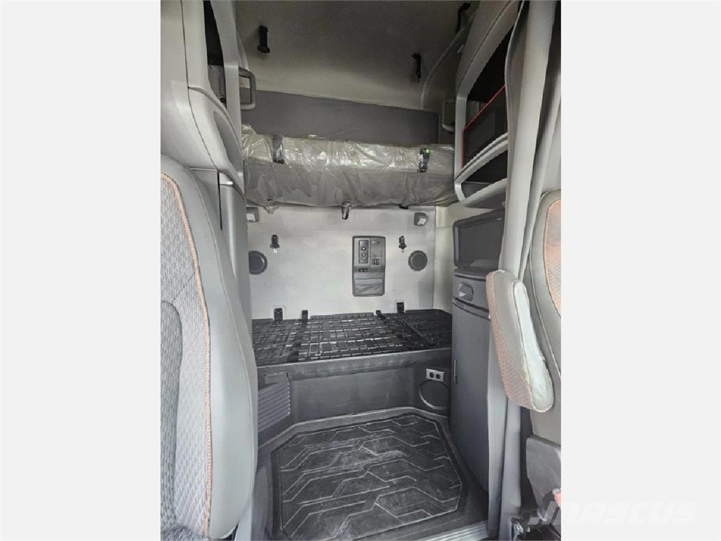 Volvo VNL64T760 Prime Movers