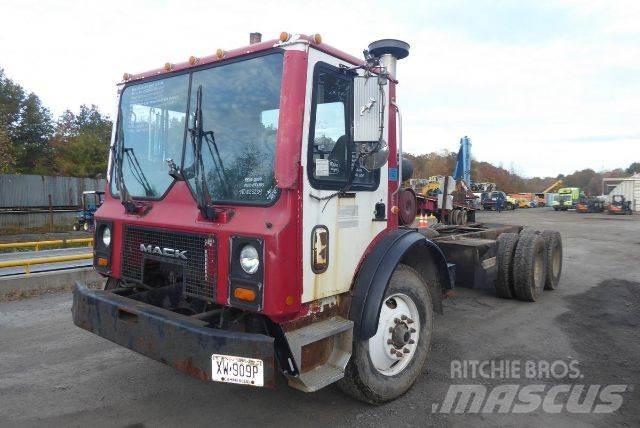 Mack MR688S Chassis Cab trucks