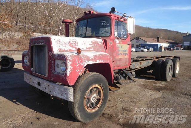 Mack R611 Chassis Cab trucks