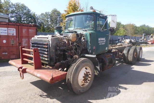Mack RD688S Chassis Cab trucks