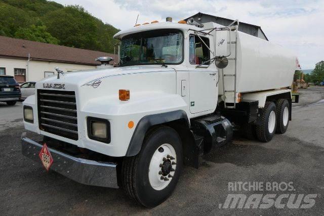 Mack RD688S Tanker trucks