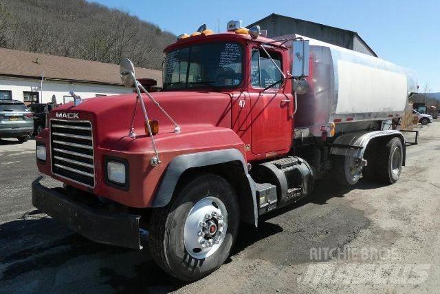 Mack RD690P Tanker trucks