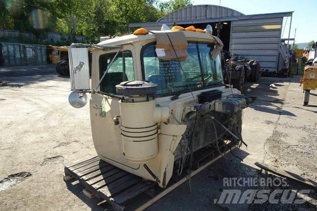 Mack RD690S Cabins and interior