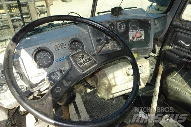 Mack RD690S Cabins and interior
