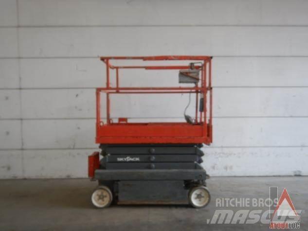 SkyJack SJ3219 Articulated boom lifts