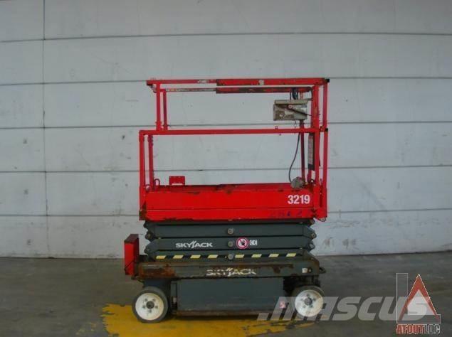 SkyJack SJ3219 Articulated boom lifts