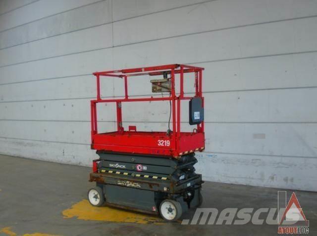 SkyJack SJ3219 Articulated boom lifts