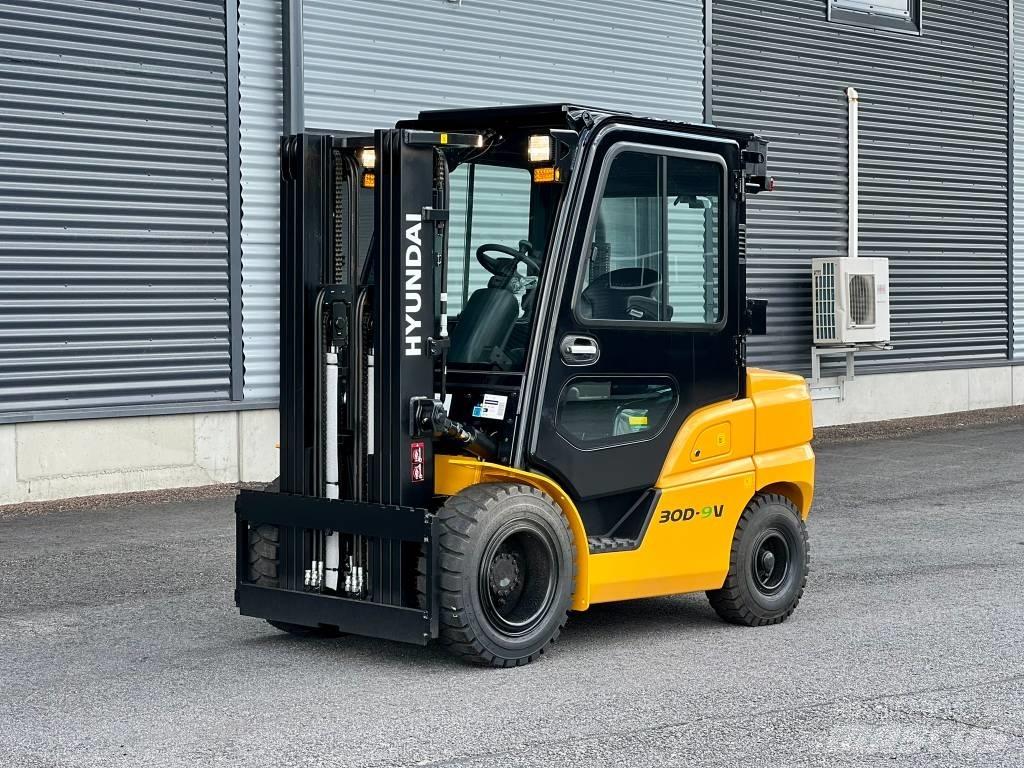 Hyundai 30D-9V Diesel trucks