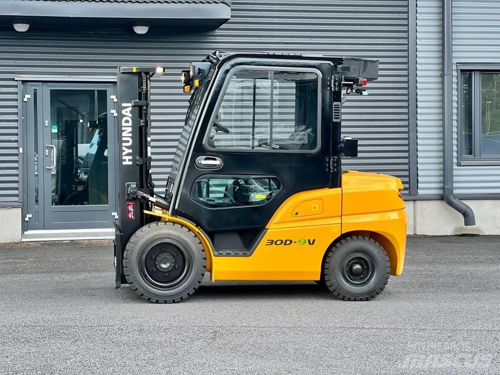 Hyundai 30D-9V Diesel trucks