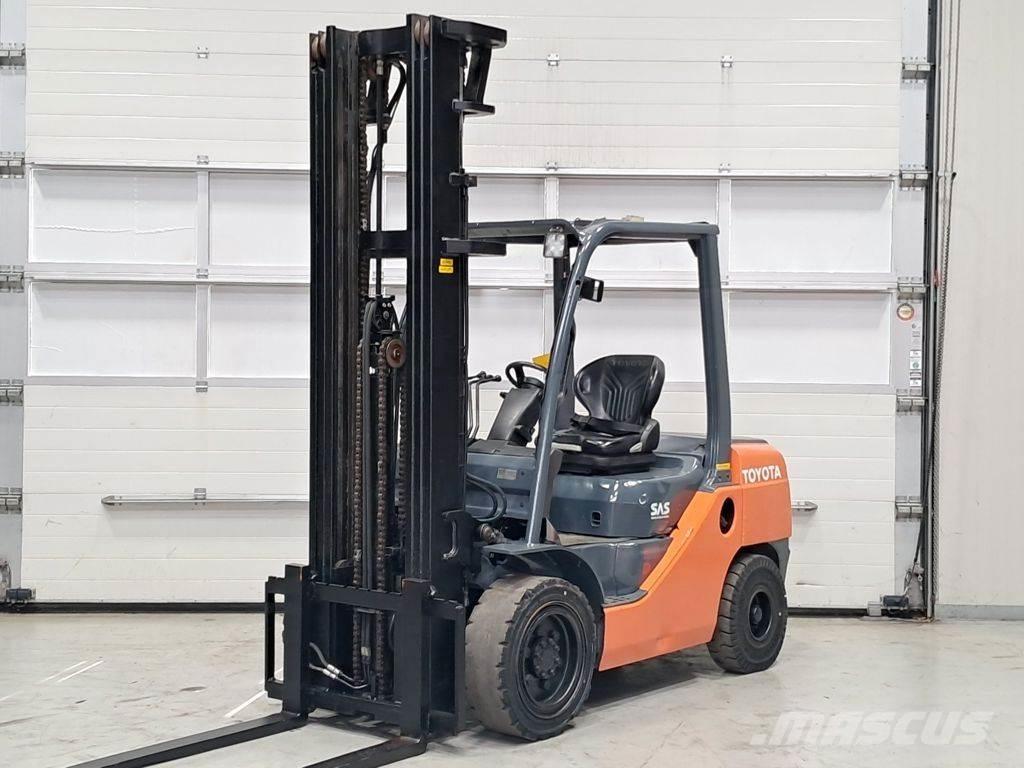Toyota 02-8FDF30 Diesel trucks