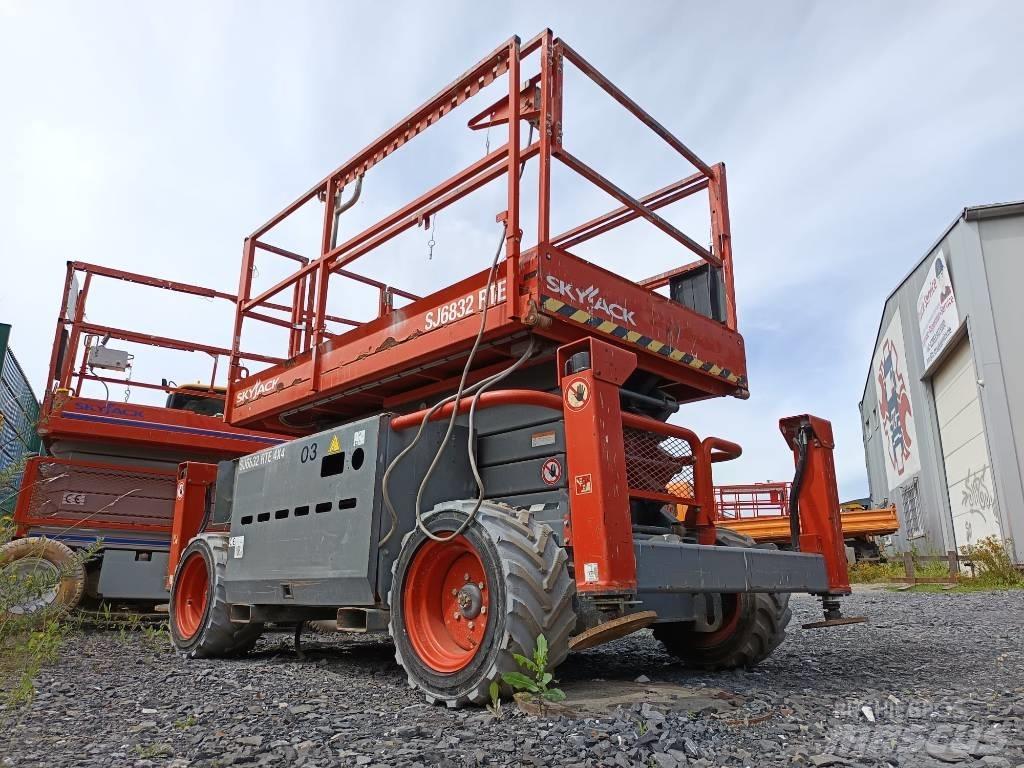 SkyJack SJ 6832 RTE Scissor lifts