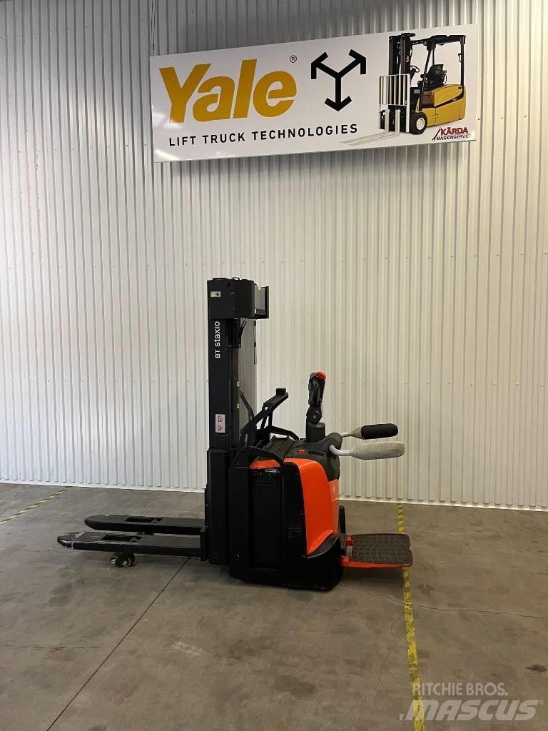 BT SPE140L Pedestrian stacker