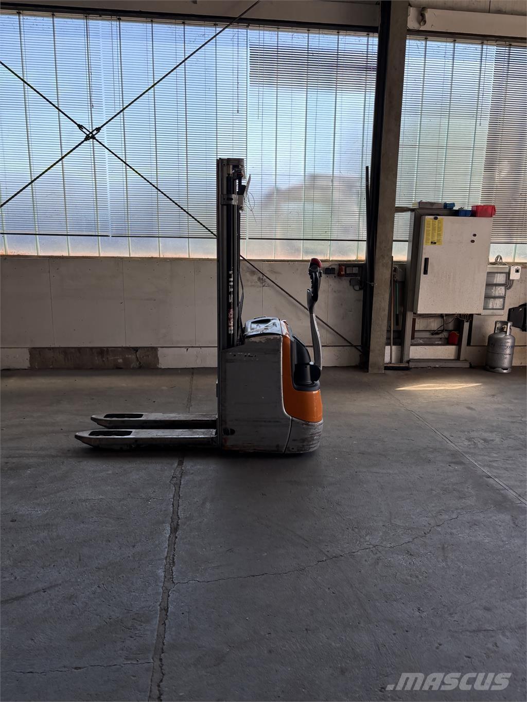 Still EXV 12i Self propelled stackers