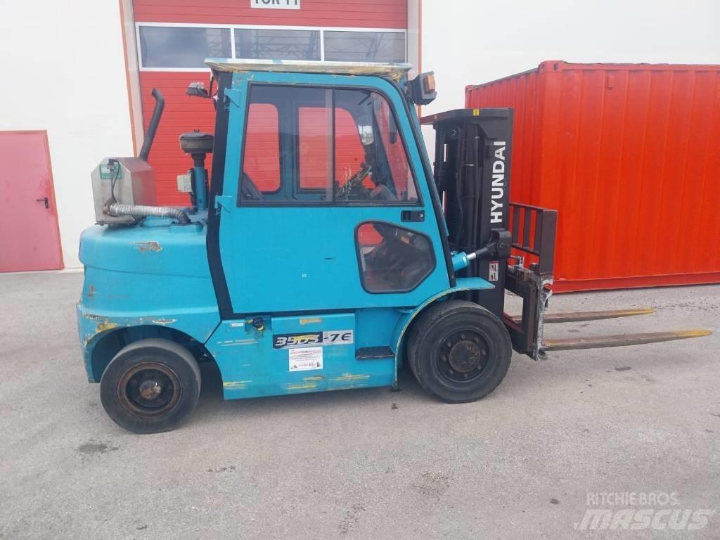Hyundai 35 DS-7 Diesel trucks