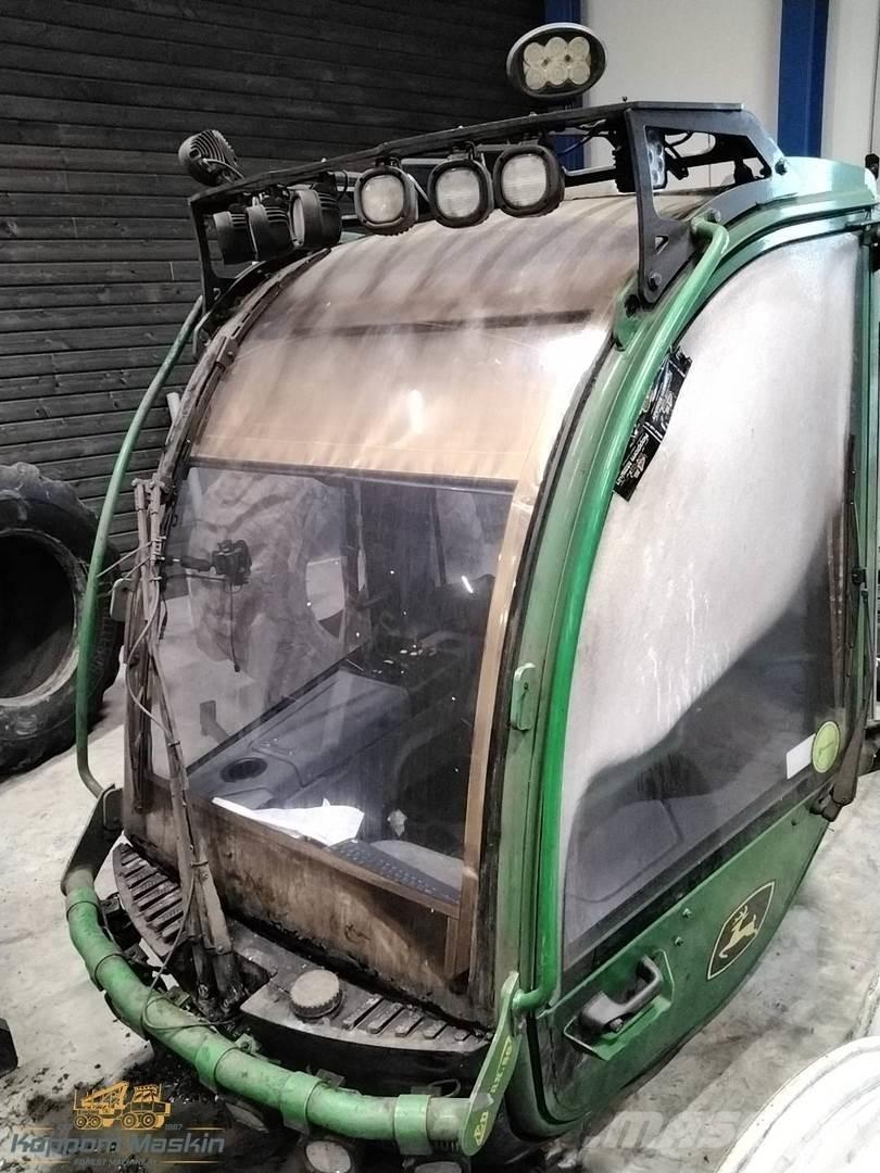 John Deere 1470g Cabins and interior