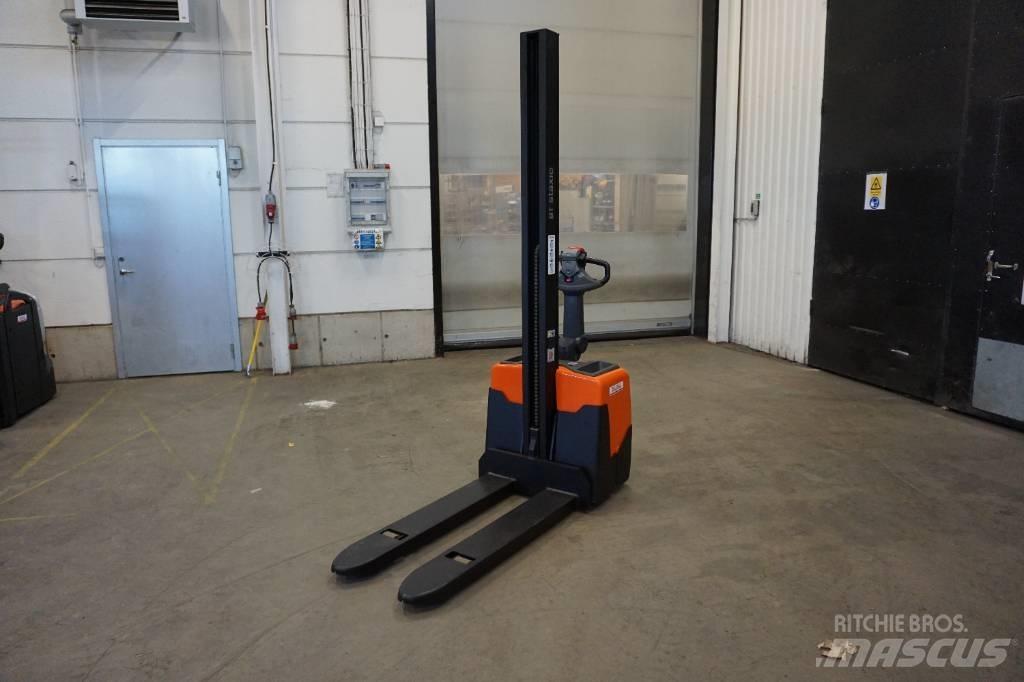 Toyota HWE100 Pedestrian stacker