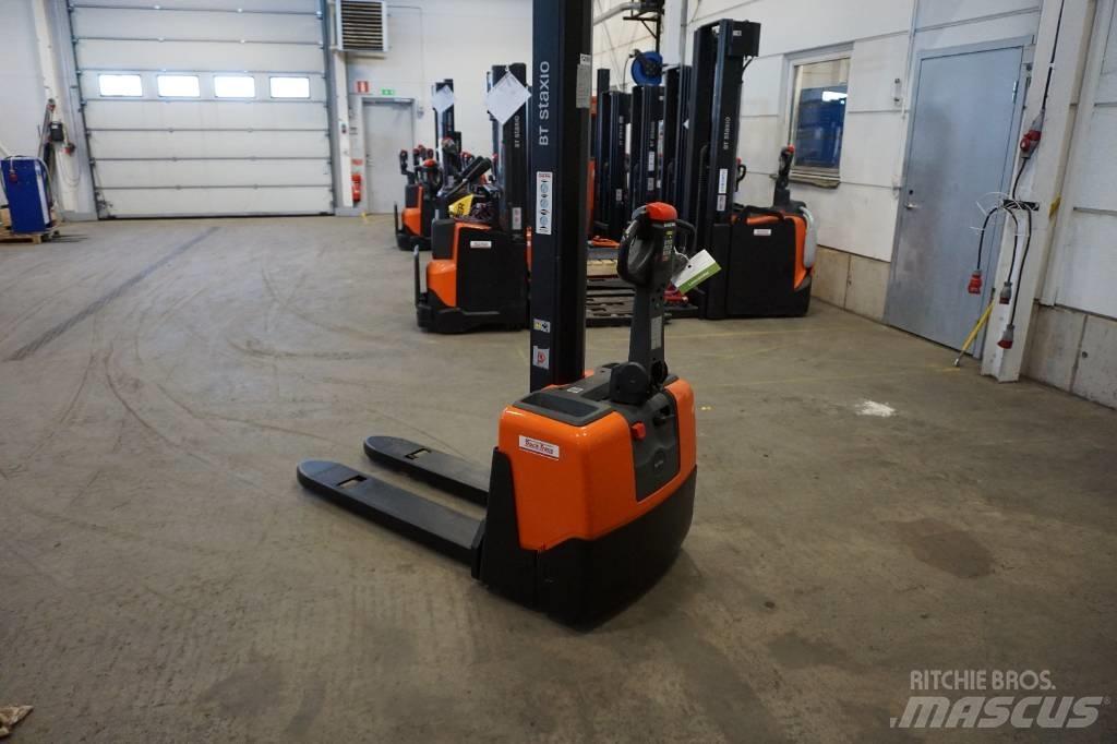 Toyota HWE100 Pedestrian stacker