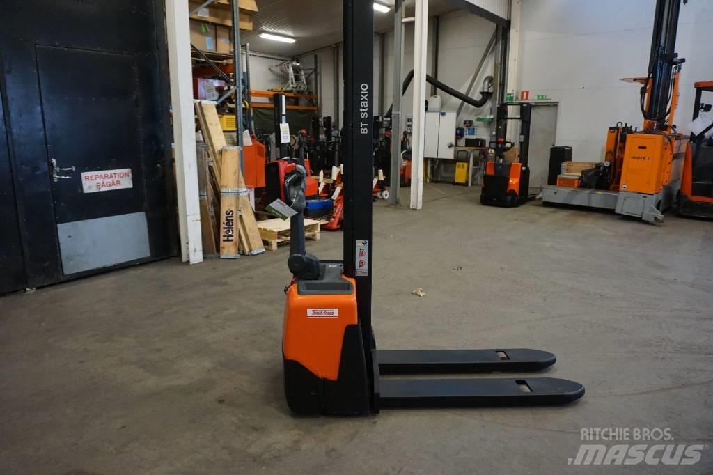 Toyota HWE100 Pedestrian stacker