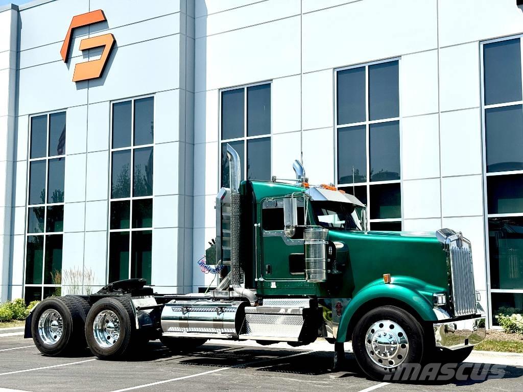Kenworth W 900 Prime Movers