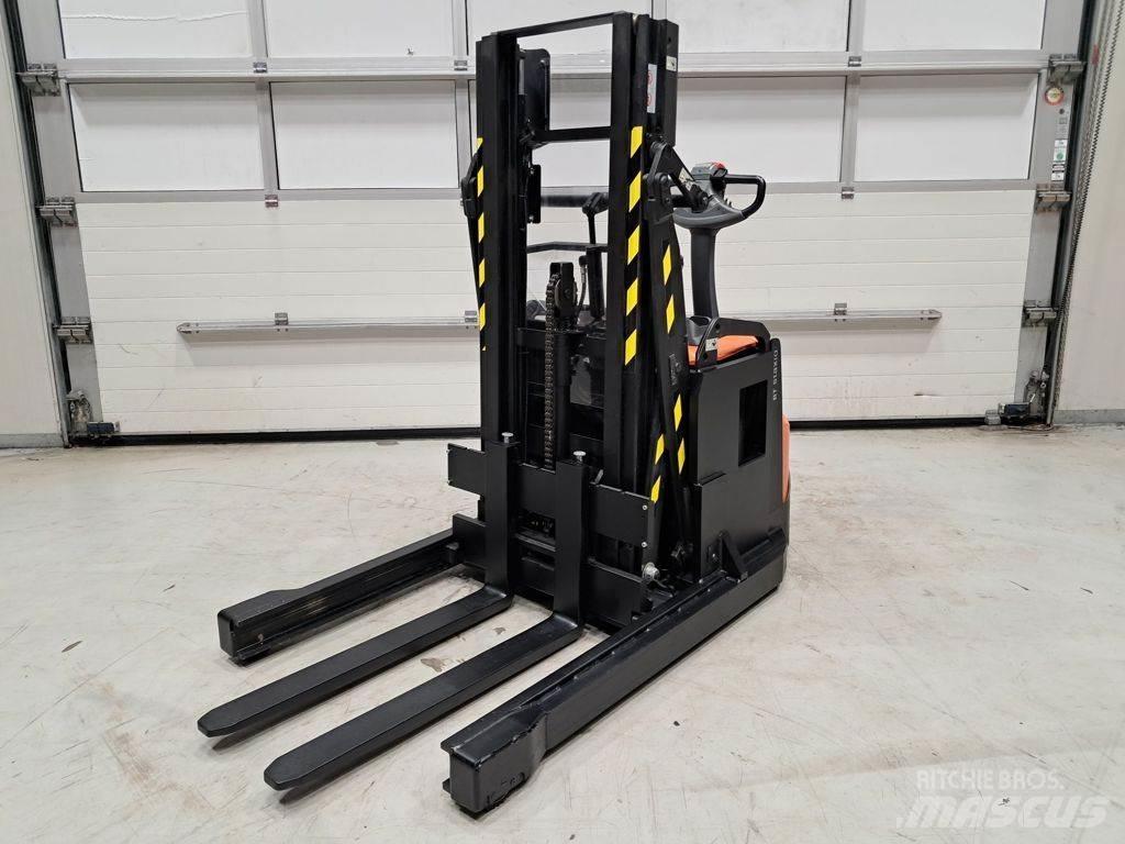 Toyota SWE120XR Pedestrian stacker
