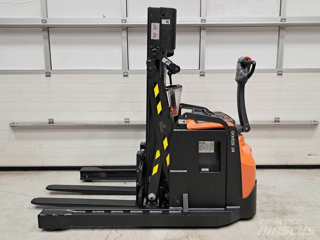 Toyota SWE120XR Pedestrian stacker