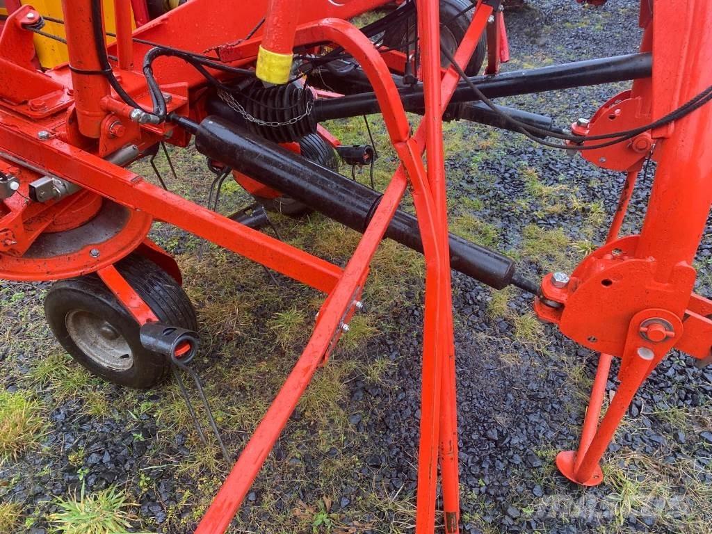 Kuhn GF8702 Rakes and tedders