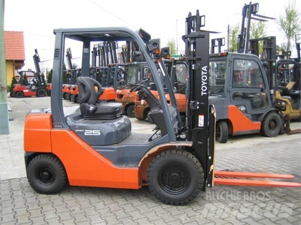 Toyota 02-8FG25 LPG trucks