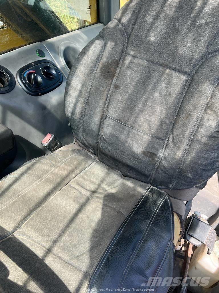 New Holland LM 1445 Telescopic handlers