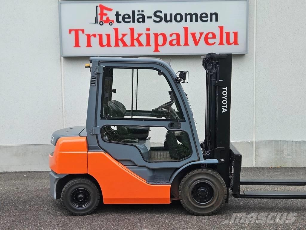 Toyota 02-8 FDF 25 Diesel trucks